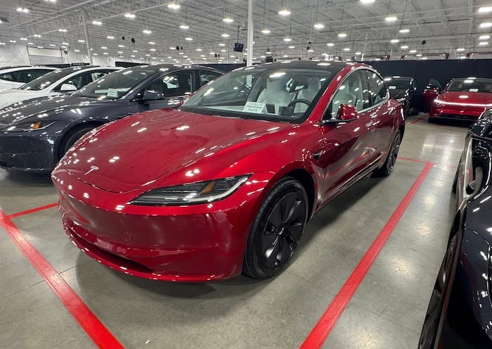 Samuel 2025 Red Ultra Tesla 3 Modelo en Show Hall